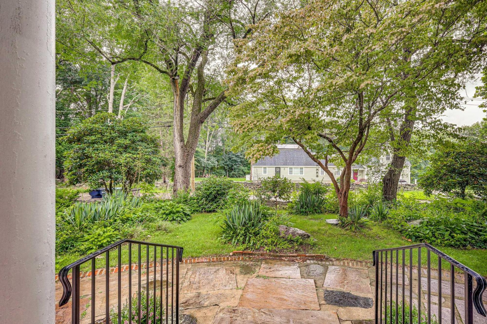 Quintessential New England Home With Patio And Grill! Putnam Zewnętrze zdjęcie